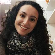 Profesora de inglés imparte clases a niños de la ESO